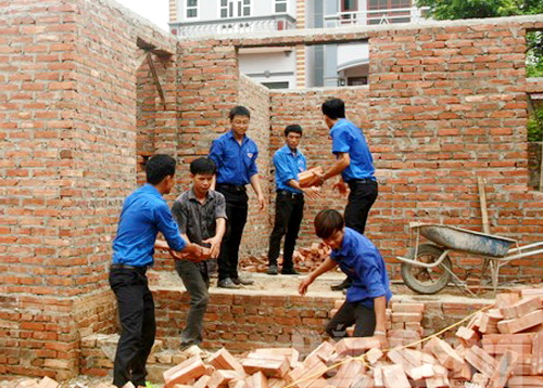 ĐVTN xã Trí Yên (Yên Dũng) giúp ngày công xây dựng nhà cho gia đình bà Nguyễn Thị Kẻn, thân nhân liệt sĩ